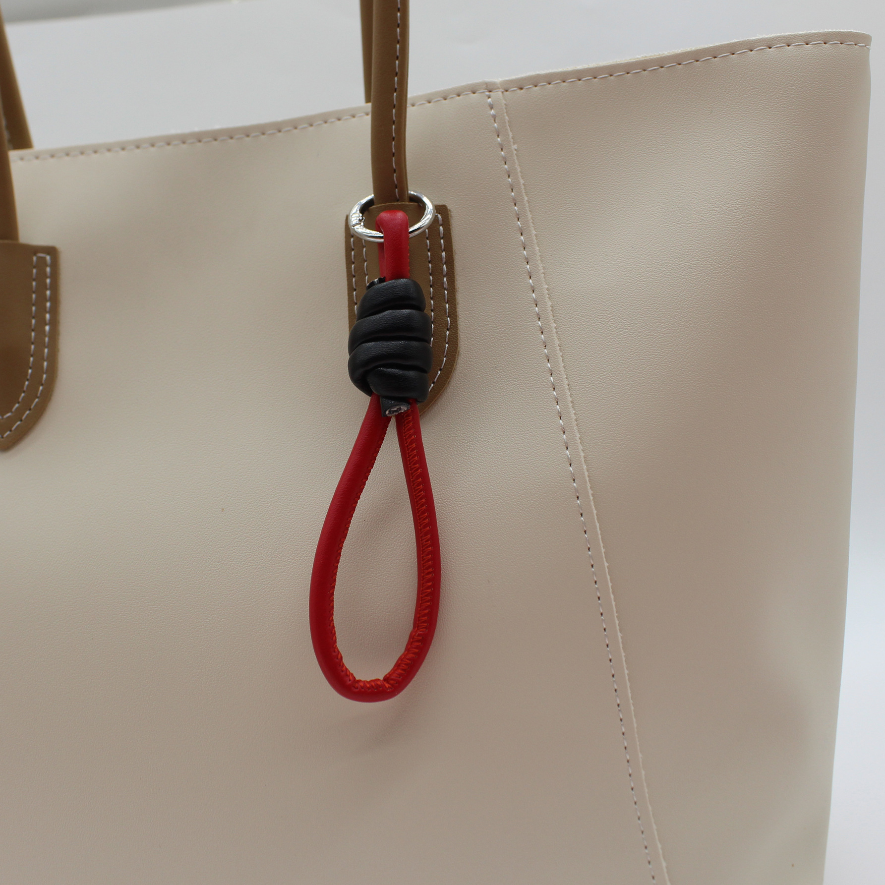 新款简约高级小红书diyPU皮质编织挂件手腕绳钥匙扣包包挂件批发详情6