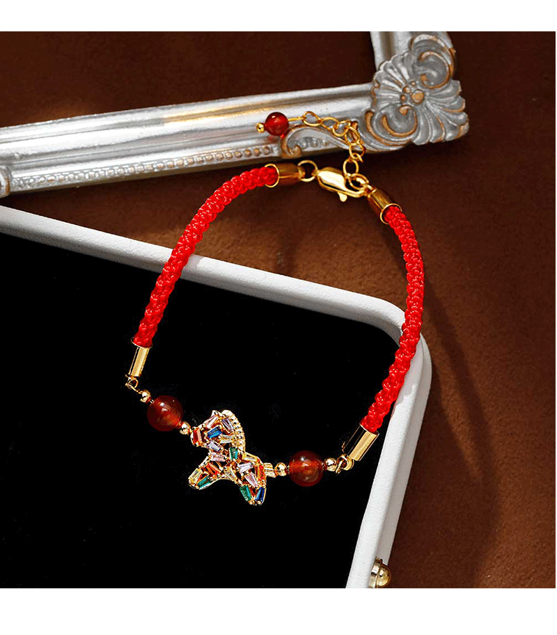 Hyacinth抖音爆款2026本命年红绳手链时尚轻奢彩色锆石小马吊坠手饰配饰详情6