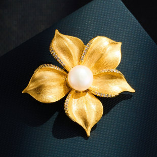 Original design, light luxury, retro gold brushed camellia brooch, fashionable and high-end suit jacket accessory pin pic 5