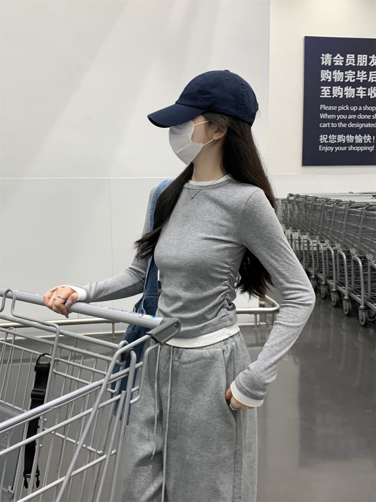 A trendy and unique round-neck color-blocking fake two slimming cotton long-sleeved T-shirts for women, a new grey top from Spring and autumn pic 4