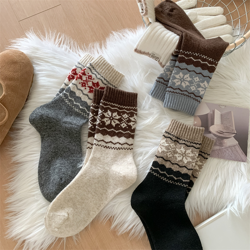 Thick and warm Fairisland retro wool striped socks for women, Japanese style autumn and winter color-blocked snow pattern pile socks pic 18