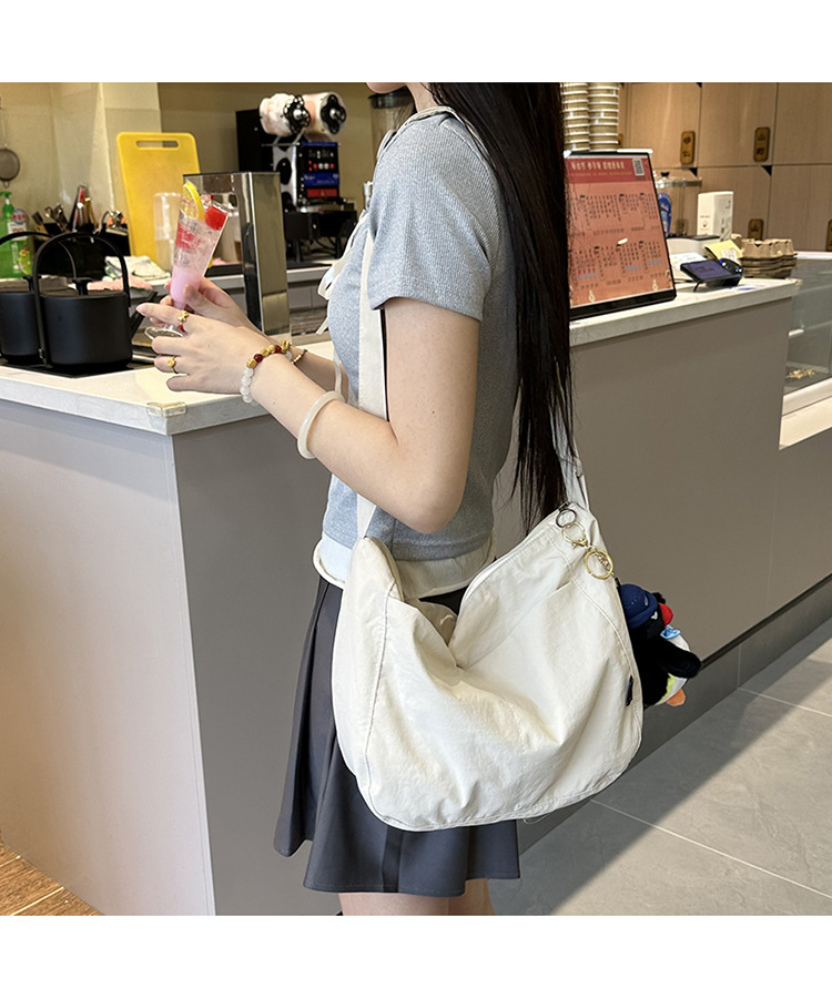 新潮斜挎邮差包日系休闲尼龙单肩托特包男女设计感小众通勤斜挎包详情3