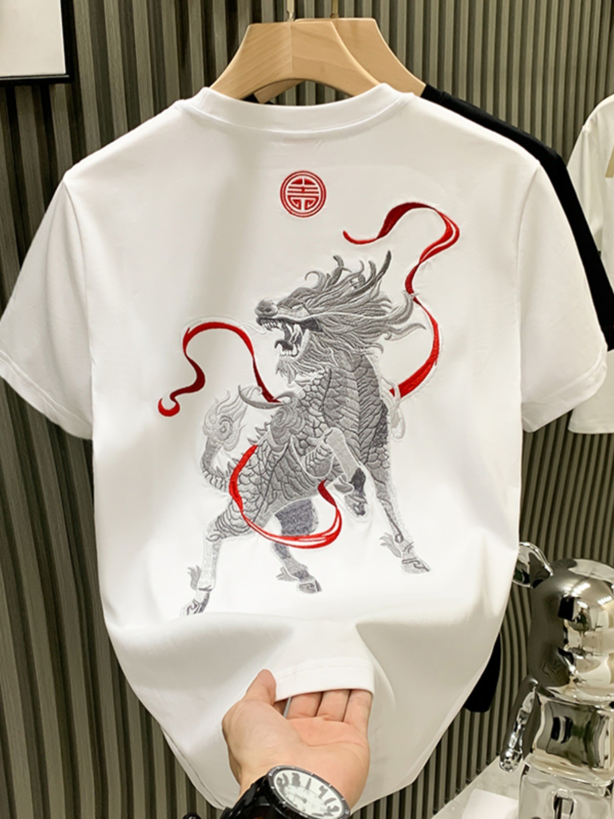The new short-sleeved T-shirt for men in the summer of 2024 for the European station of the streetwear brand, featuring heavy industry Qilin embroidery, is a half-sleeved shirt for young people pic 9