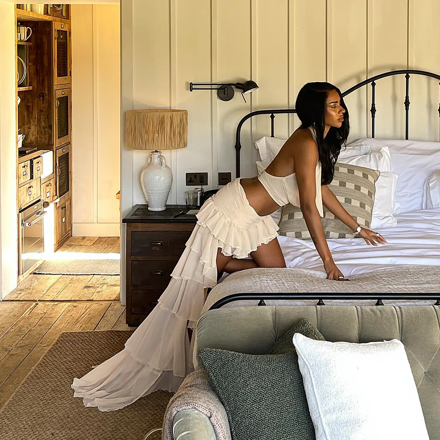 Cross-border 2025 Summer Halter Neck, backless Chiffon Set, European and American Hot Girl Black ear-trimmed Pile Skirt Two-piece Set pic 5