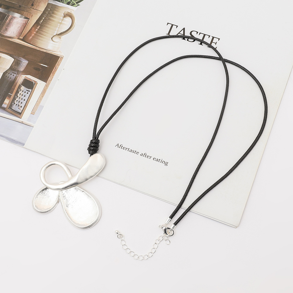 亚马逊热销新款欧美女士不规则蝴蝶吊坠长款皮绳金属高级潮流项链详情9