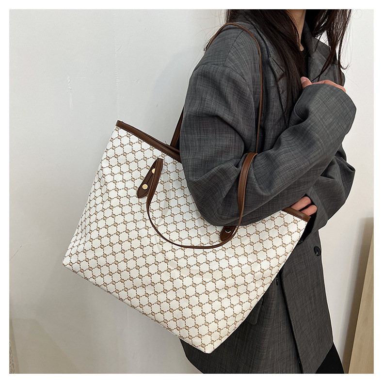 A simple and fashionable large-capacity bag for women in 2025, a trendy six-year tote bag for women, a large-capacity single-shoulder bag for commuting pic 16