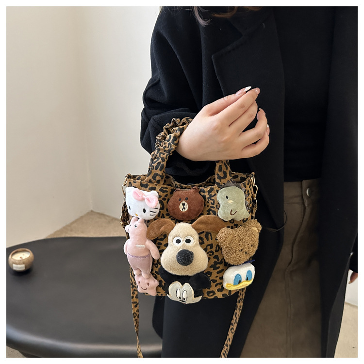 超火小众豹纹帆布包包女款秋冬流行百搭斜挎包可爱卡通手提水桶包详情9