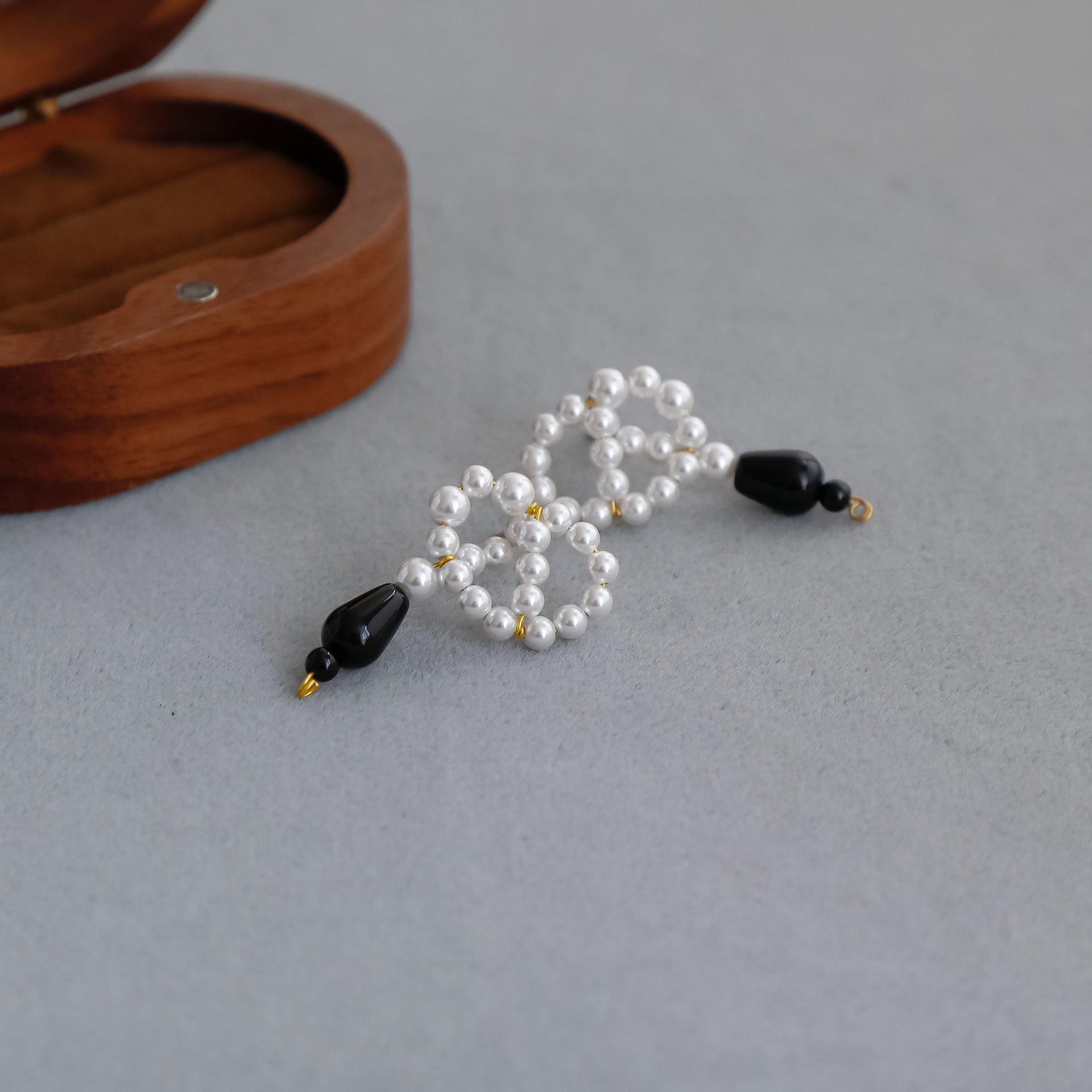 25年夏季编织珍珠耳钉 轻奢小众高级感气质仿施家珍珠黑玛瑙耳钉详情6