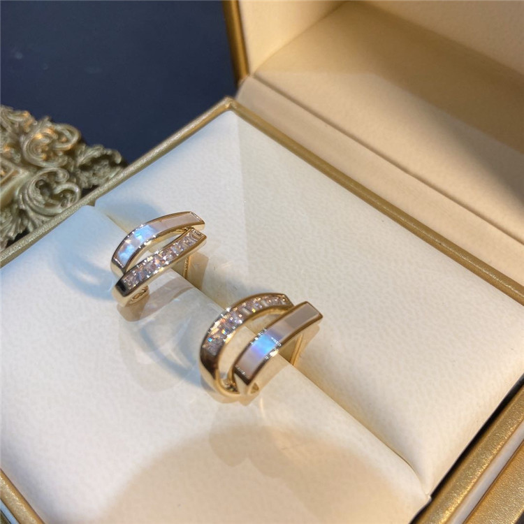 The shell double-layer stud earrings are a niche design for women. The Korean minimalist and high-end light luxury ear ring earrings are a trendy accessory pic 2