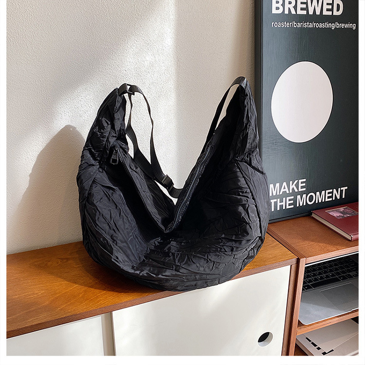 新品褶皱半月包简约时尚斜挎包大容量潮搭单肩包慵懒风都市休闲包详情34