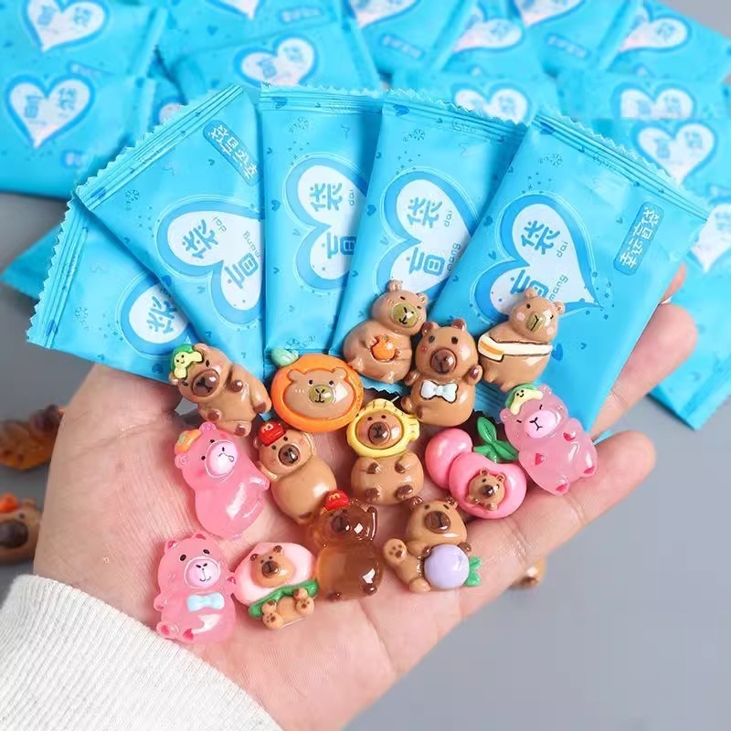 新品儿童盲袋玩具卡皮巴拉可爱发光夜光卡通饰品小配件玩偶详情8