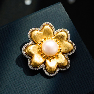 Original design, light luxury, retro gold brushed camellia brooch, fashionable and high-end suit jacket accessory pin pic 1