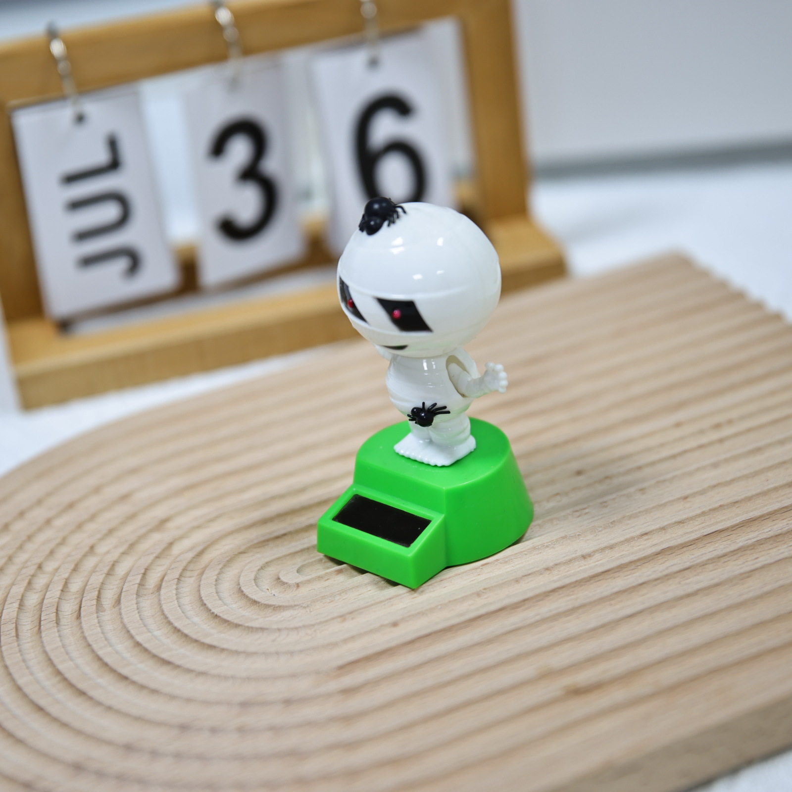 Cross-border best-selling solar-powered car automatic rocker, Halloween gift, spider mummy ornament and accessory pic 4