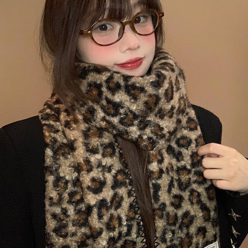 2025 Retro Hot Girl Leopard Print Scarf, thick and warm autumn and winter shawl, versatile and fashionable scarf clothing accessory pic 7
