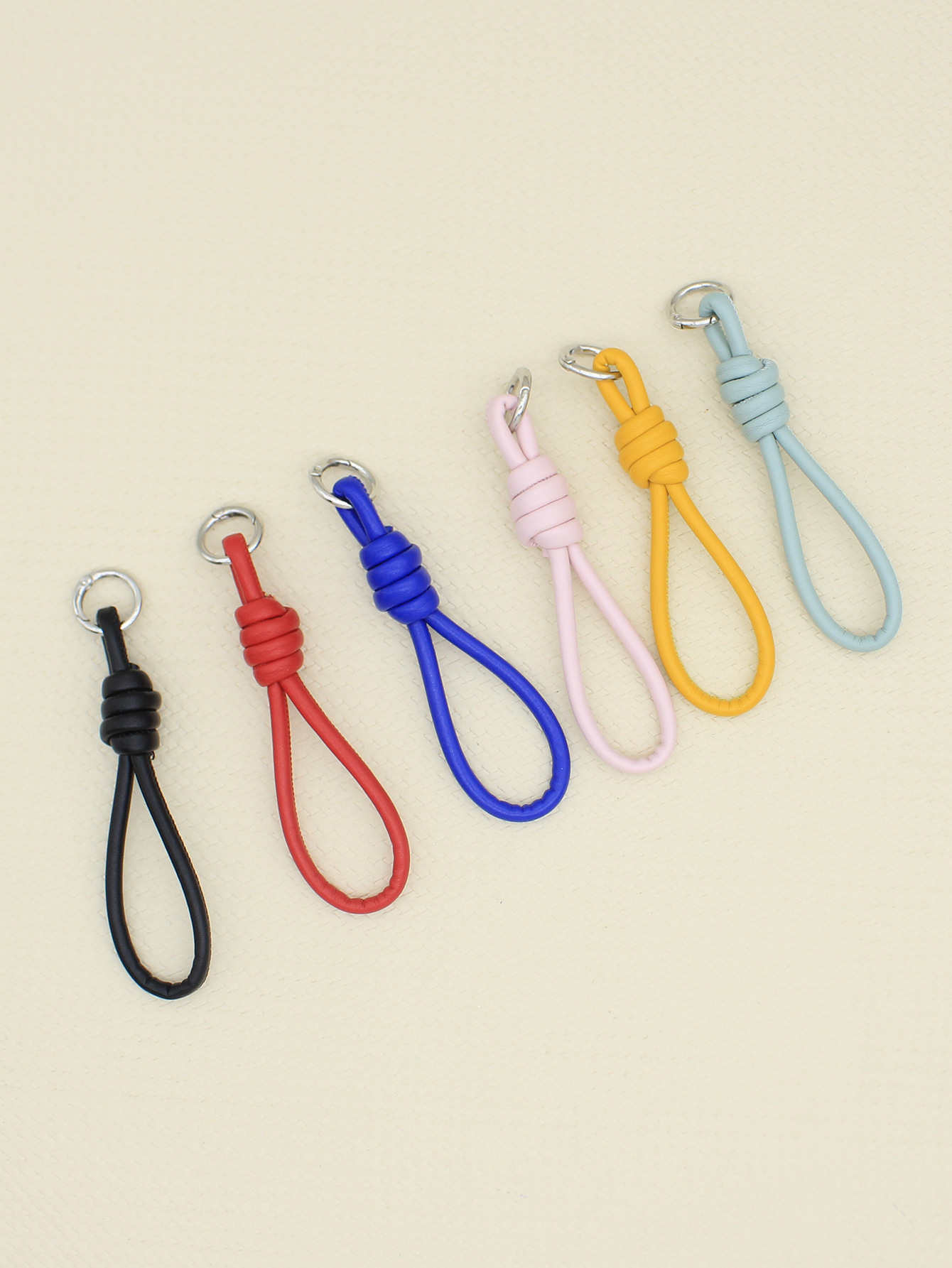 新款简约高级小红书diyPU皮质编织挂件手腕绳钥匙扣包包挂件批发详情4