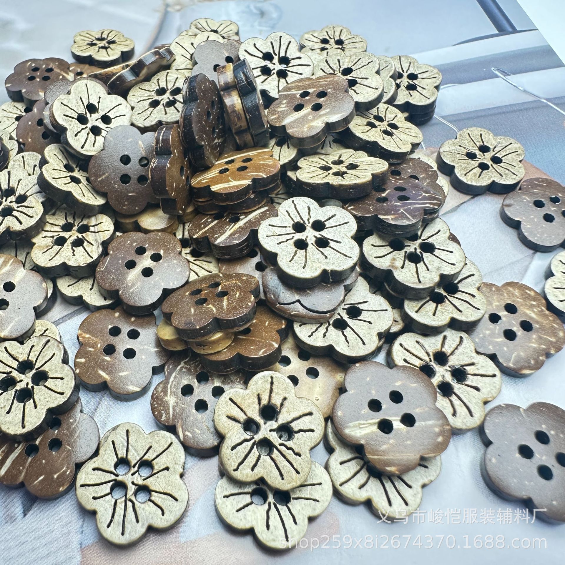 Wholesale of natural coconut laser buttons, plum blossom four-hole buttons, single shoes, boots, decorative knitted sweaters, cardigan buttons pic 1