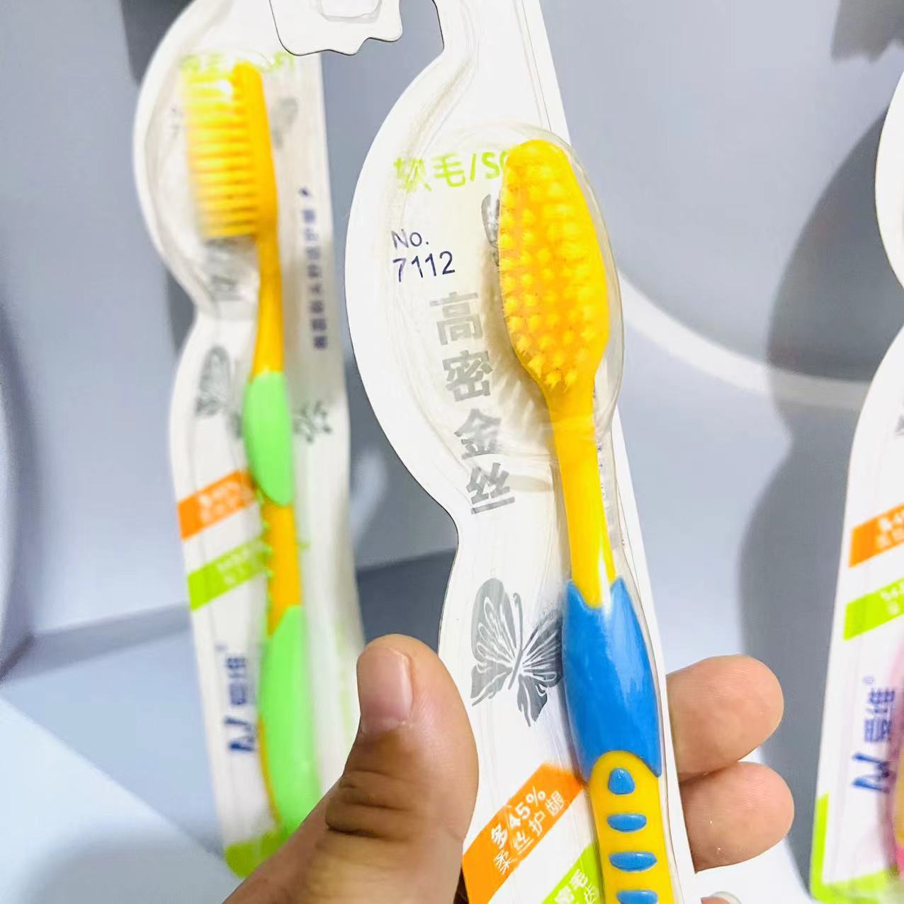 【1-8 Zones 】7112 Toothbrushes 30 yuan per card 300 yuan per box 7112 Fine and soft bristle toothbrushes personal care toiletries, one yuan per piece, street stall supply pic 3