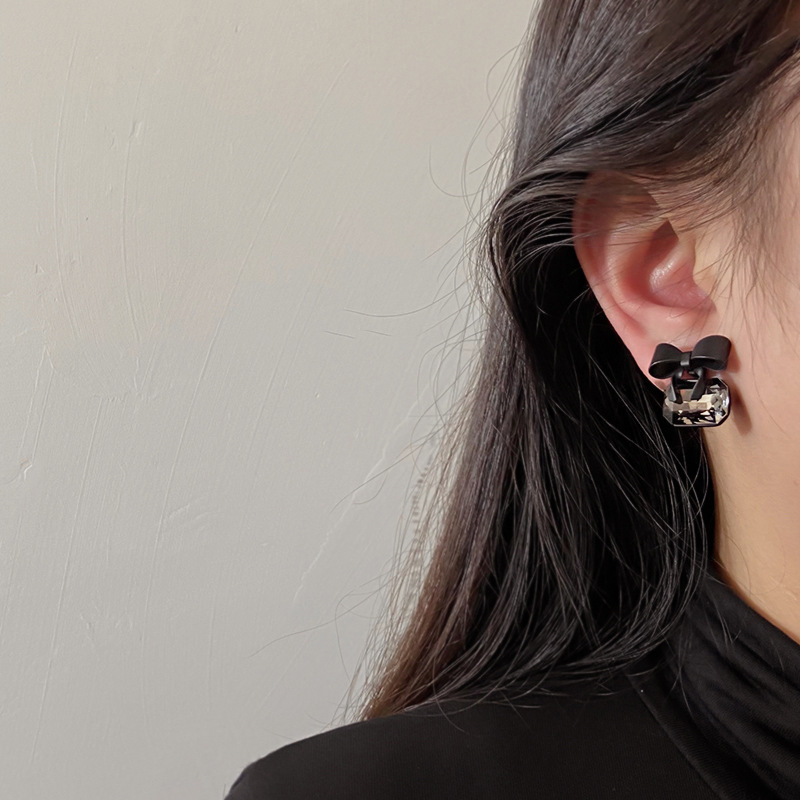 New black bow stud earrings for women in a cold and simple style, Korean style, stylish and fashionable commuting stud accessories pic 5