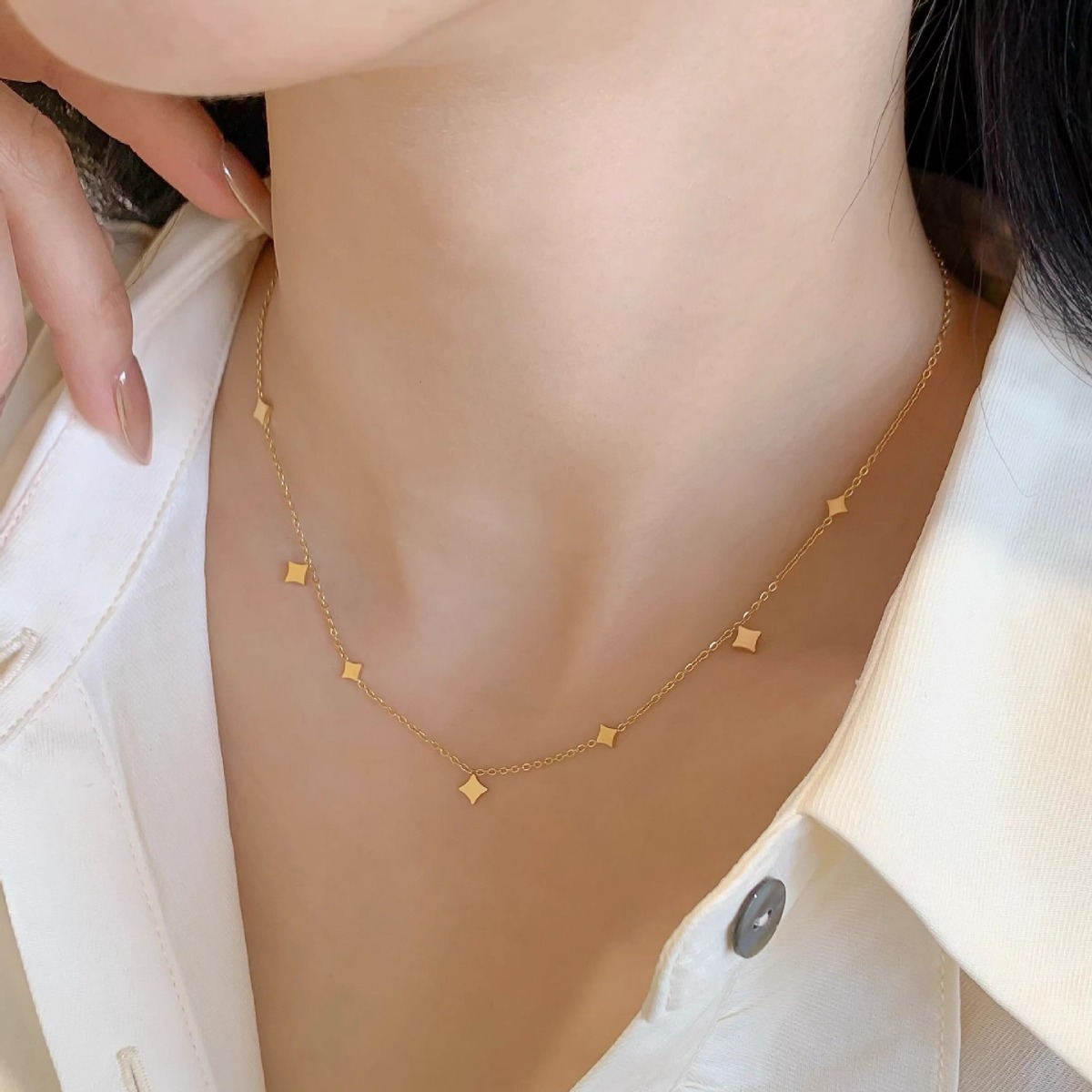 Sequined five-pointed star necklace, French simple and elegant, exquisite titanium steel gold-plated color-preserving collarbone chain, star necklace for women pic 1