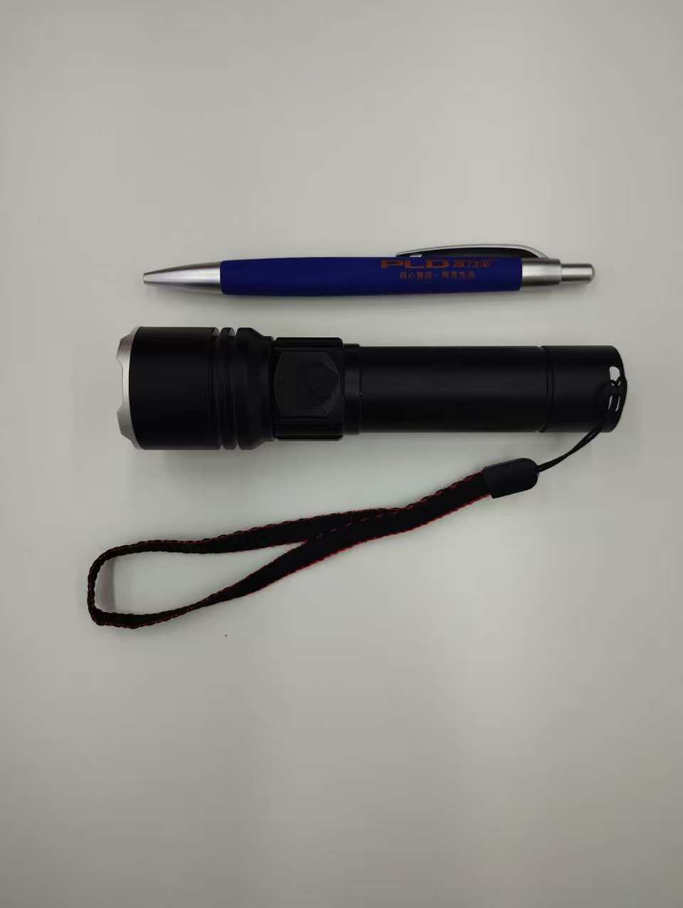 The new cross-border outdoor zoom long-range strong light flashlight, an aluminum alloy white laser multi-functional flashlight, is portable for charging pic 3
