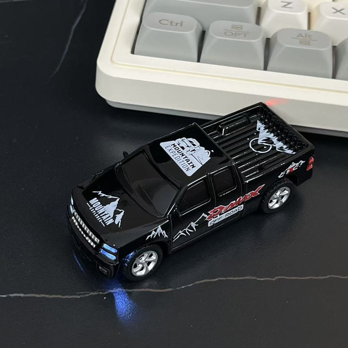 新款迷你合金遥控车玩具2.4G灯光可调速仿真模型小比例1:64合金车详情3