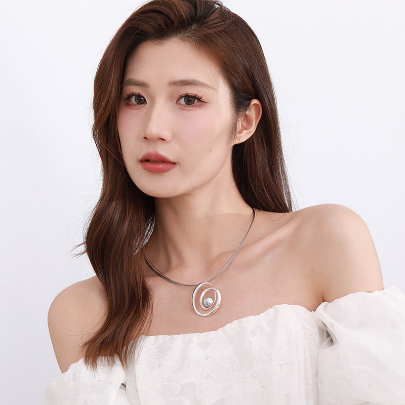 亚马逊爆款欧美时尚高级精致镂空不规则圆几何合金吊坠女士锁骨链详情4