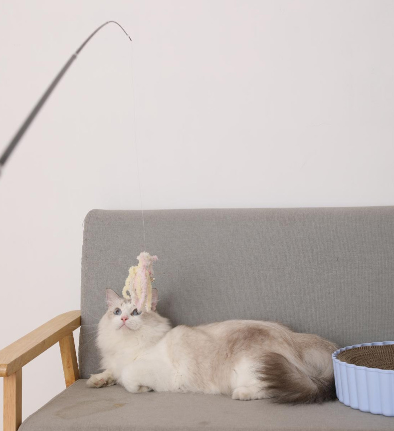 The cat toy stick has a telescopic rod that is 1.8 meters long and has four sections. It is a long rod for cats with replaceable heads and is a self-entertaining toy for wholesale pic 6