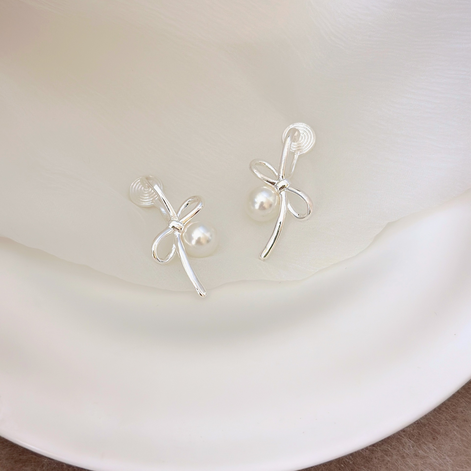 Bow pearl earrings, a niche design for women, ear studs, no ear holes, one-piece mosquito-repellent incense plate ear clips pic 6