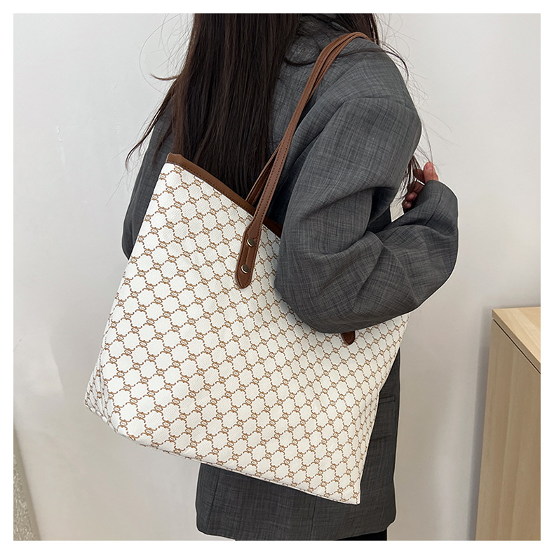 A simple and fashionable large-capacity bag for women in 2025, a trendy six-year tote bag for women, a large-capacity single-shoulder bag for commuting pic 15