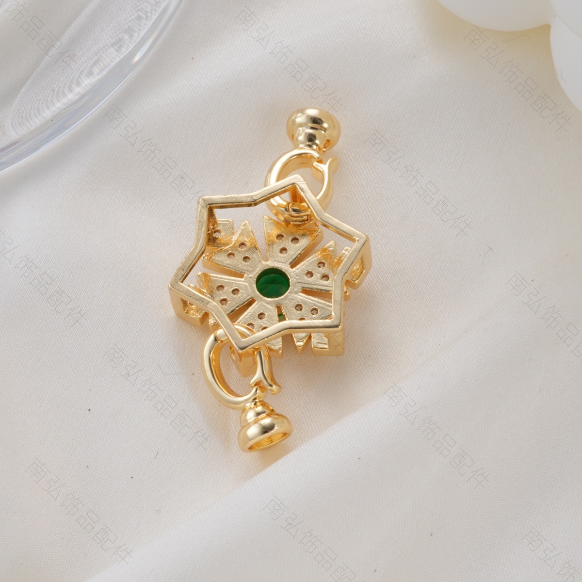 Copper plated with 18k gold and slightly inlaid with zirconia emerald snowflake-shaped pearl necklace clasp, a DIY accessory with a light luxury feel pic 11