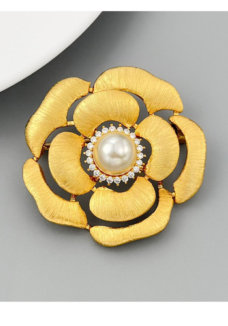 原创设计轻奢拉丝金色山茶花胸针铜合金真金电镀镶锆立体镂空别针详情15