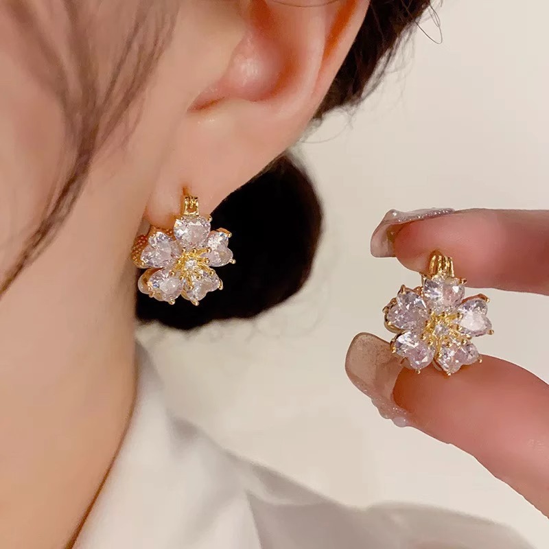 Spring/Summer 2025 fresh and elegant flower earrings for women, a light luxury and high-end look, pearl stud earrings, super fairy-like, versatile and elegant earrings pic 12