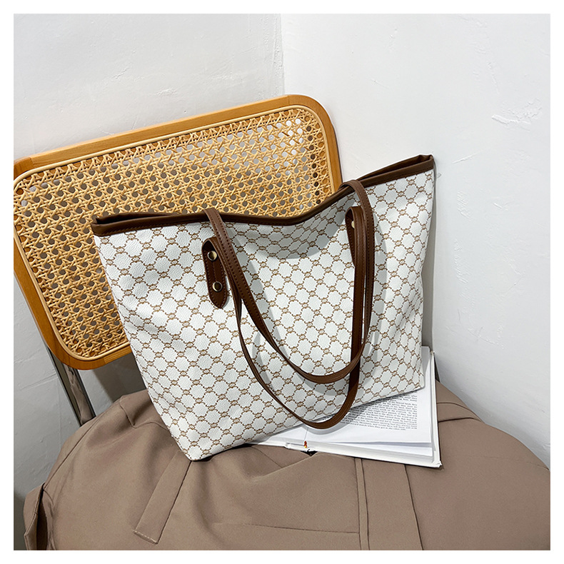 A simple and fashionable large-capacity bag for women in 2025, a trendy six-year tote bag for women, a large-capacity single-shoulder bag for commuting pic 27