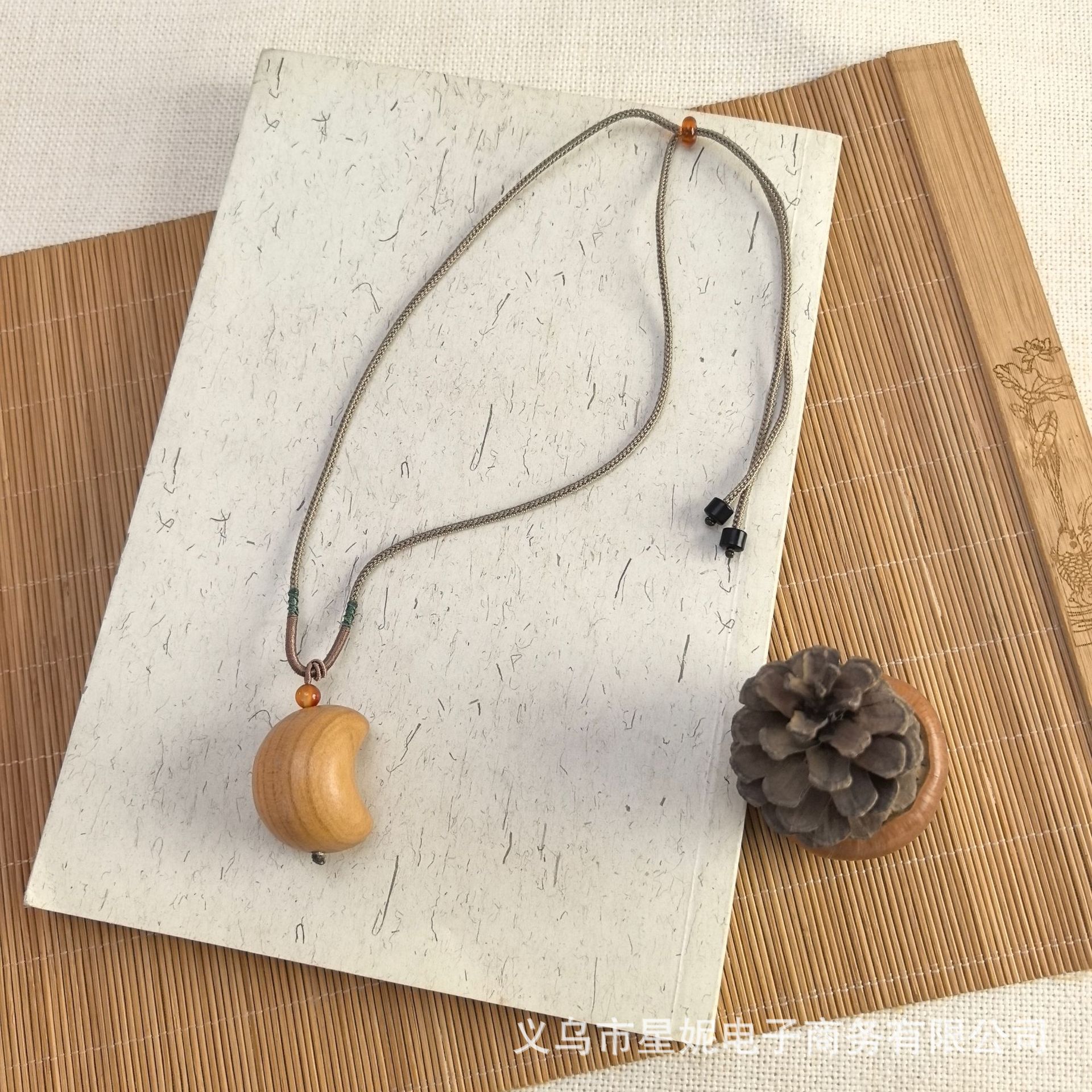 New Chinese-style natural cliff cypress moon pendant necklace for women, retro ethnic style, Zen design, star collarbone chain accessory pic 7
