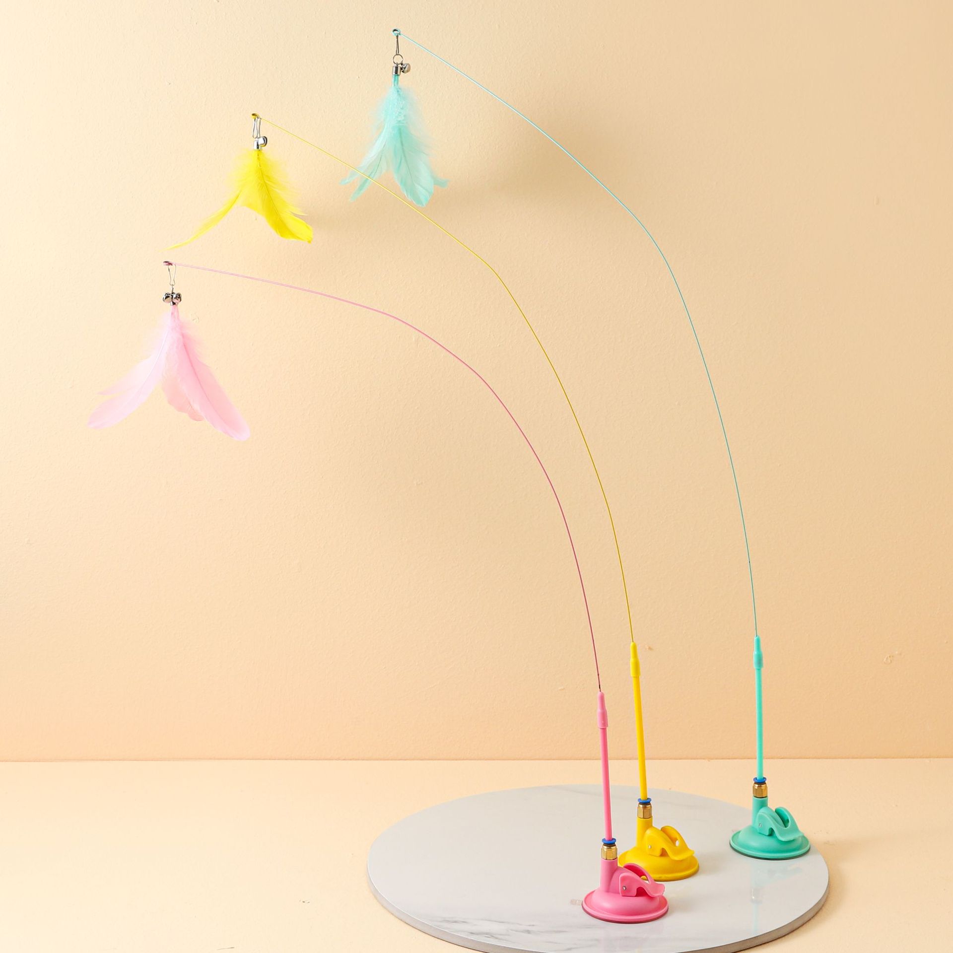 Cat toy, colorful suction cups with feathers, durable to play with, self-entertaining and boring. The suction cups are not easy to fall over. One-piece consignment, in stock pic 21