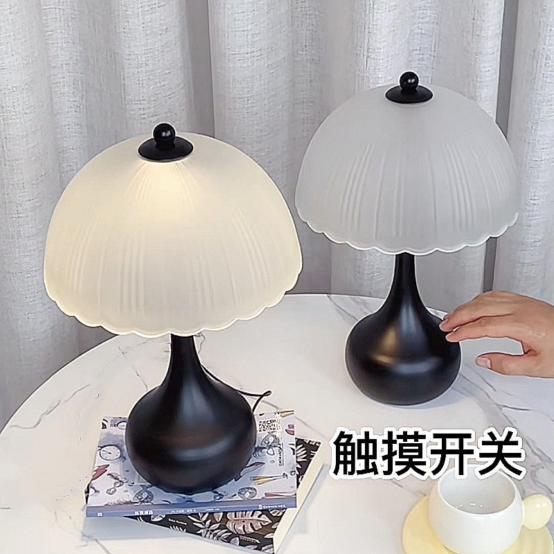 American retro table lamp, bedroom bedside lamp, light luxury and high-end feel, 2024 new wedding night light, French touch lamp pic 13