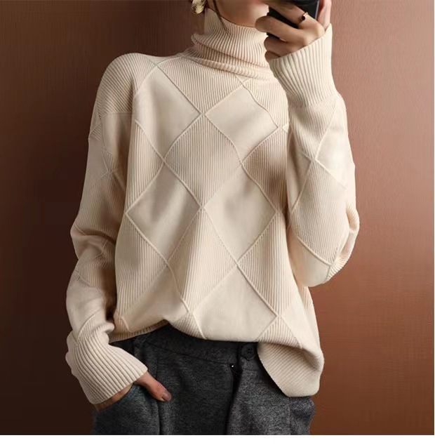 A simple diamond-shaped high-neck sweater for women in the new autumn and winter of 2024. It is thick and loose, worn over a woolen knitted top and paired with a base layer pic 5