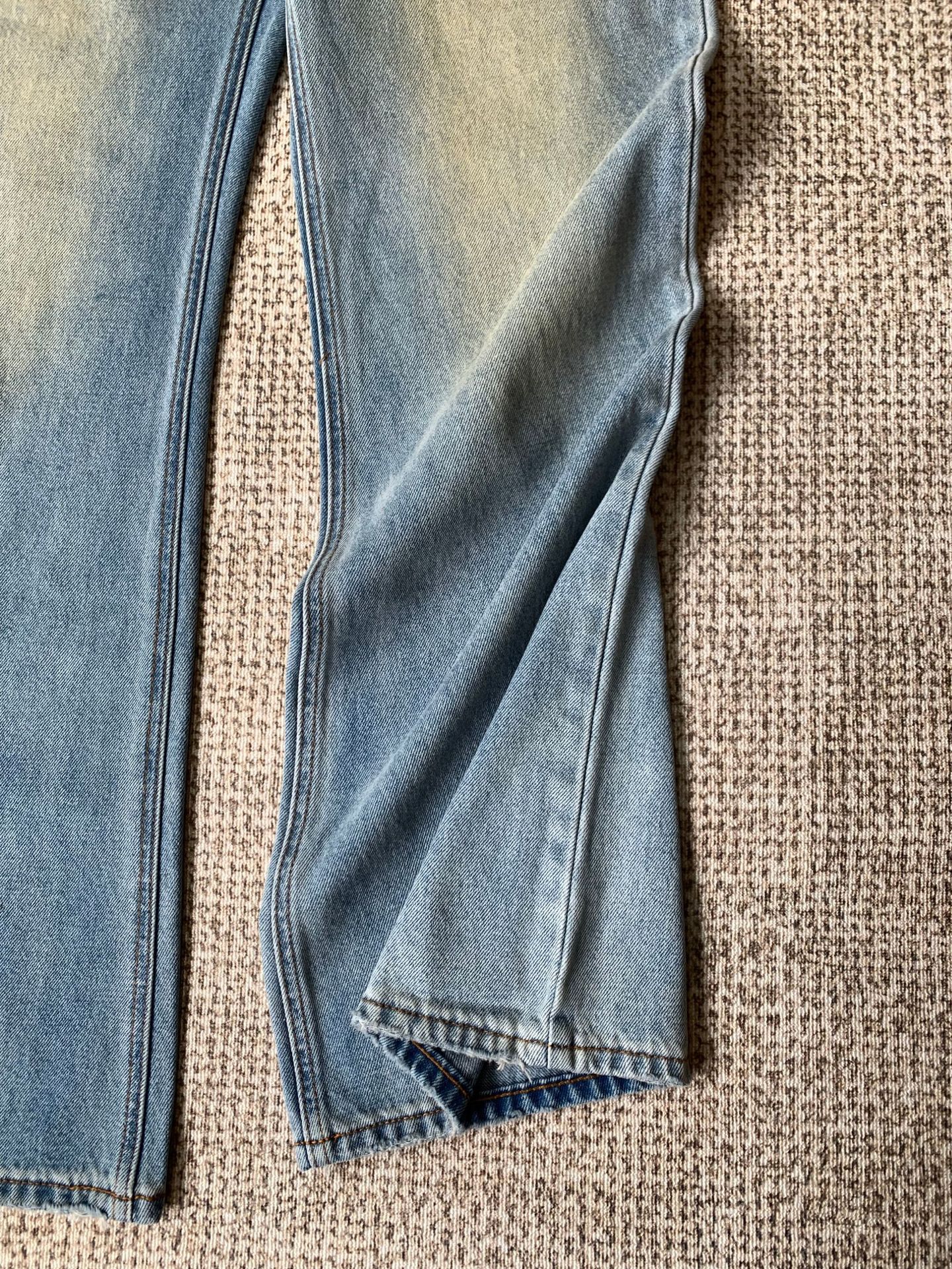 The new loose, slightly flared jeans for early spring are a perfect match for women with a high waist, which can lift the buttocks and make them look slimmer pic 9