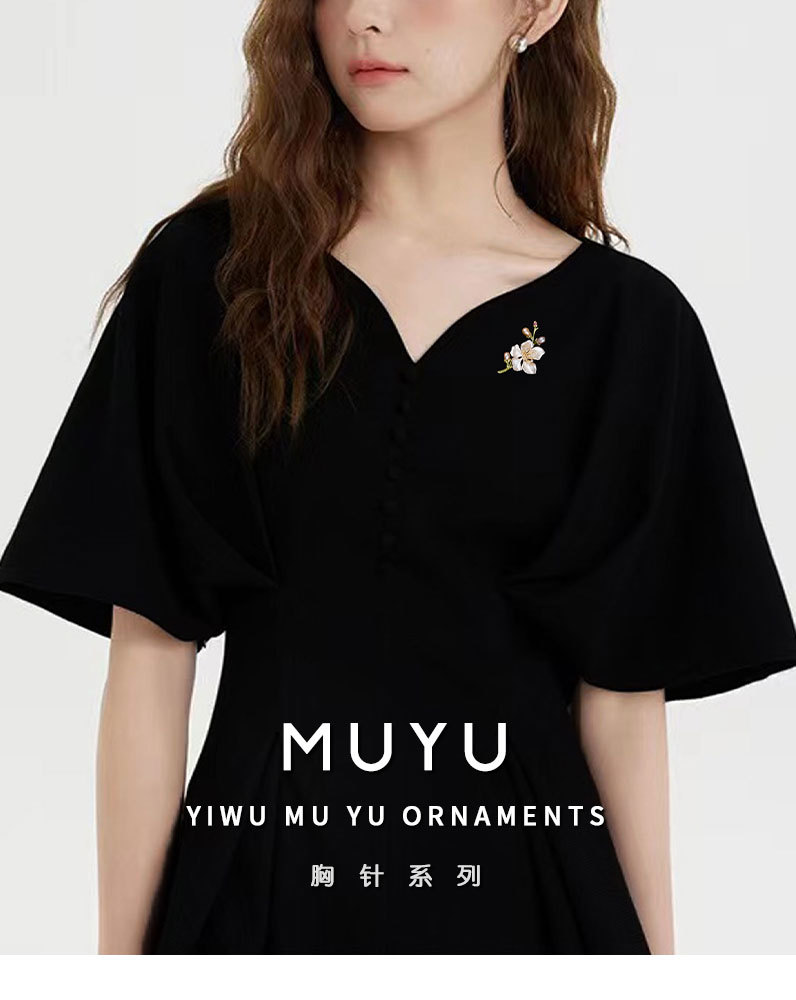 Forest-themed elegant freshwater pearl flower brooch, a niche design of light luxury floral pins, a new ultra-ethereal brooch pic 2