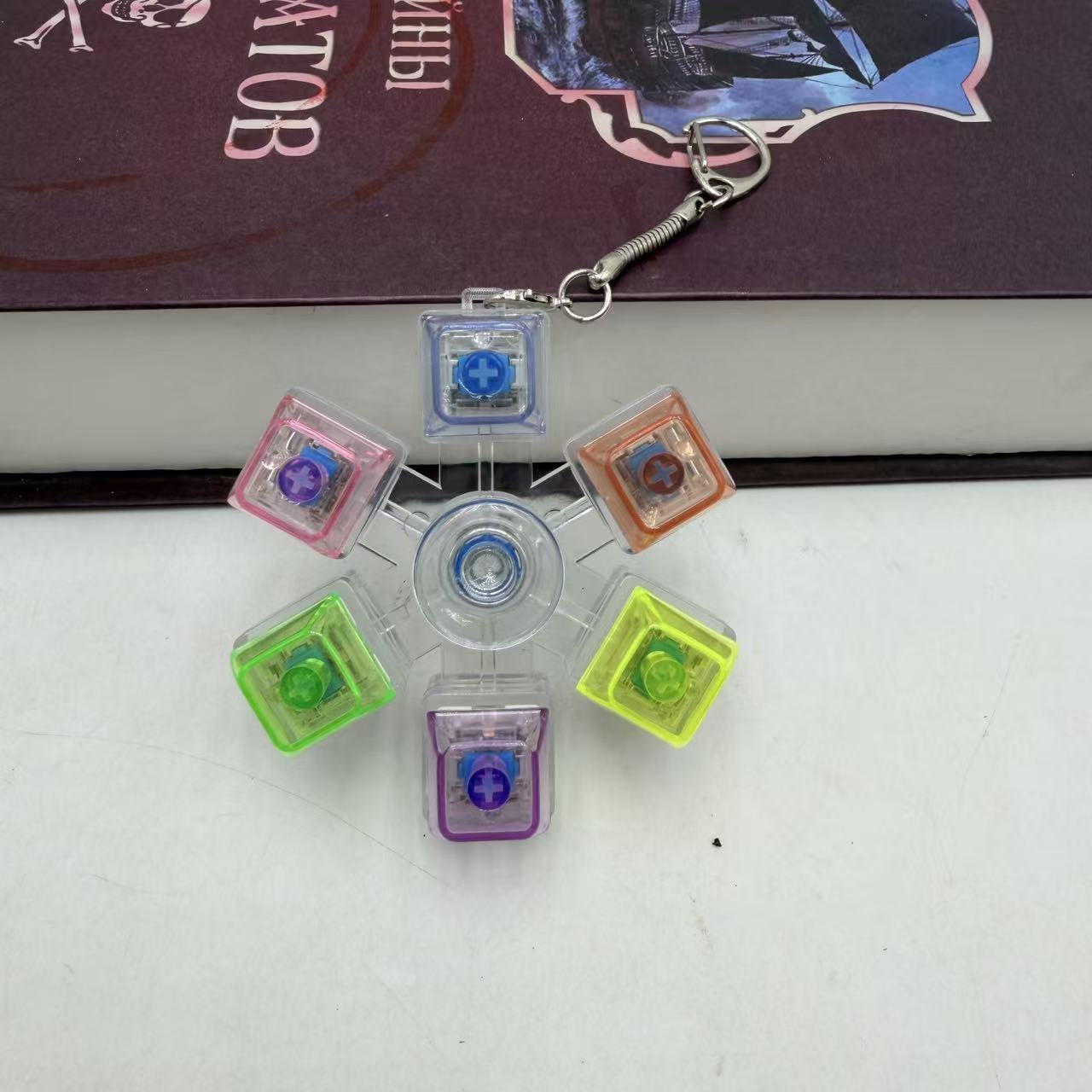 跨境按键陀螺键减压按键机械轴玩具创意按键发光电子键盘详情3