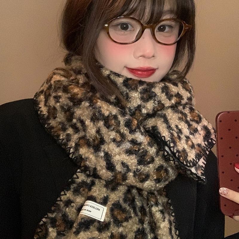 2025 Retro Hot Girl Leopard Print Scarf, thick and warm autumn and winter shawl, versatile and fashionable scarf clothing accessory pic 6