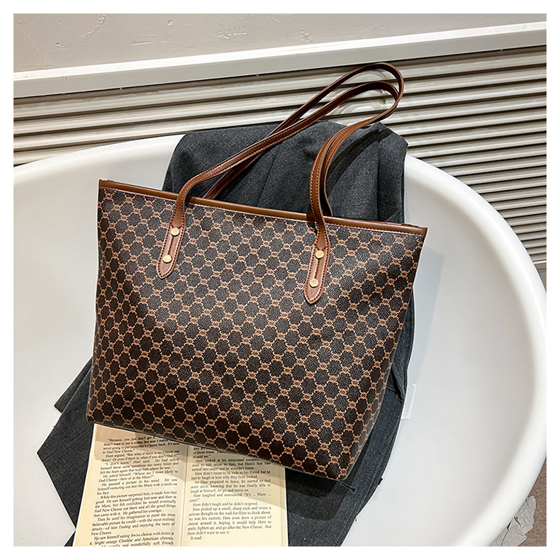 A simple and fashionable large-capacity bag for women in 2025, a trendy six-year tote bag for women, a large-capacity single-shoulder bag for commuting pic 20