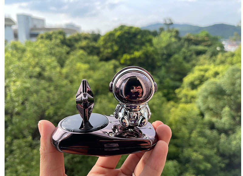 Solar-powered car perfume, scented stars, car ornaments, creative astronauts, high-end interior center console pic 3