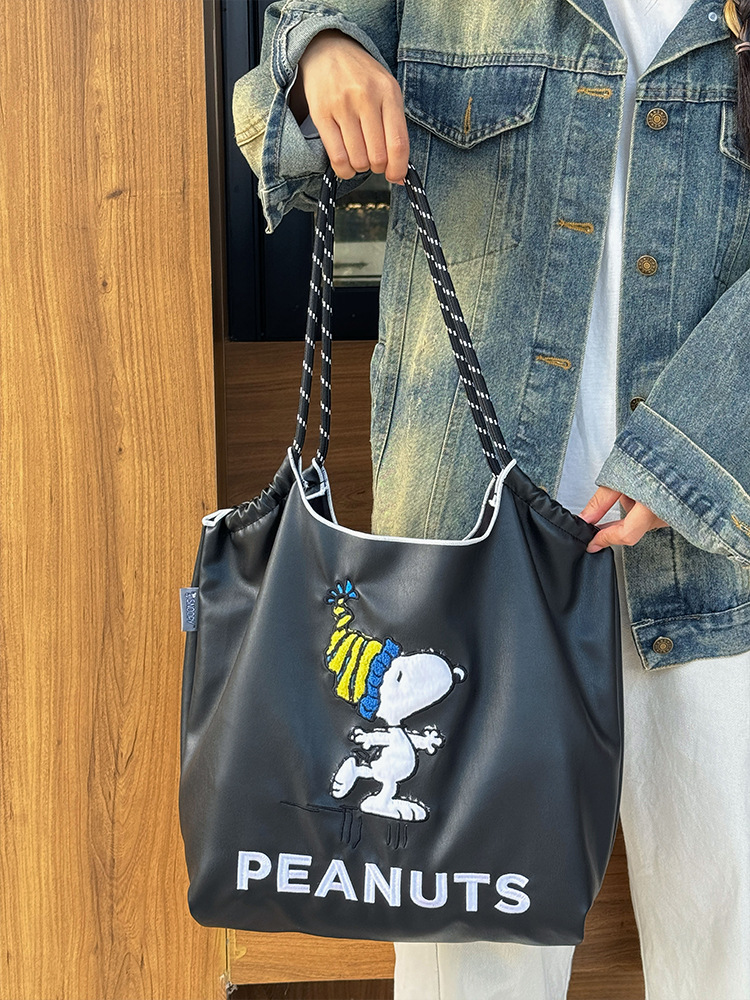 2025 nueva pu tote bolsa mujer gran capacidad negro un hombro crossbody bolsa snoopy cute bordado bolsa de compras pic 8