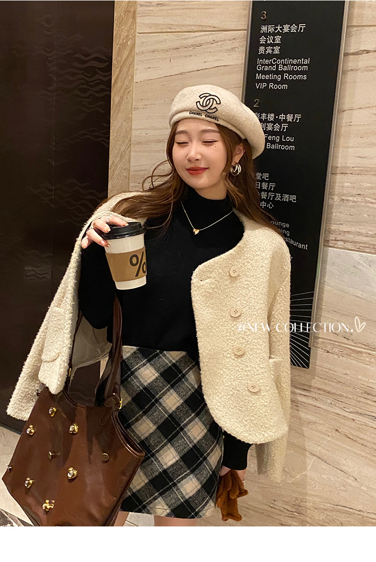 For women in winter, add a thick one-piece fleece jacket. For autumn and winter, pair it with a semi-high neck knitted base layer and a white warm top pic 36