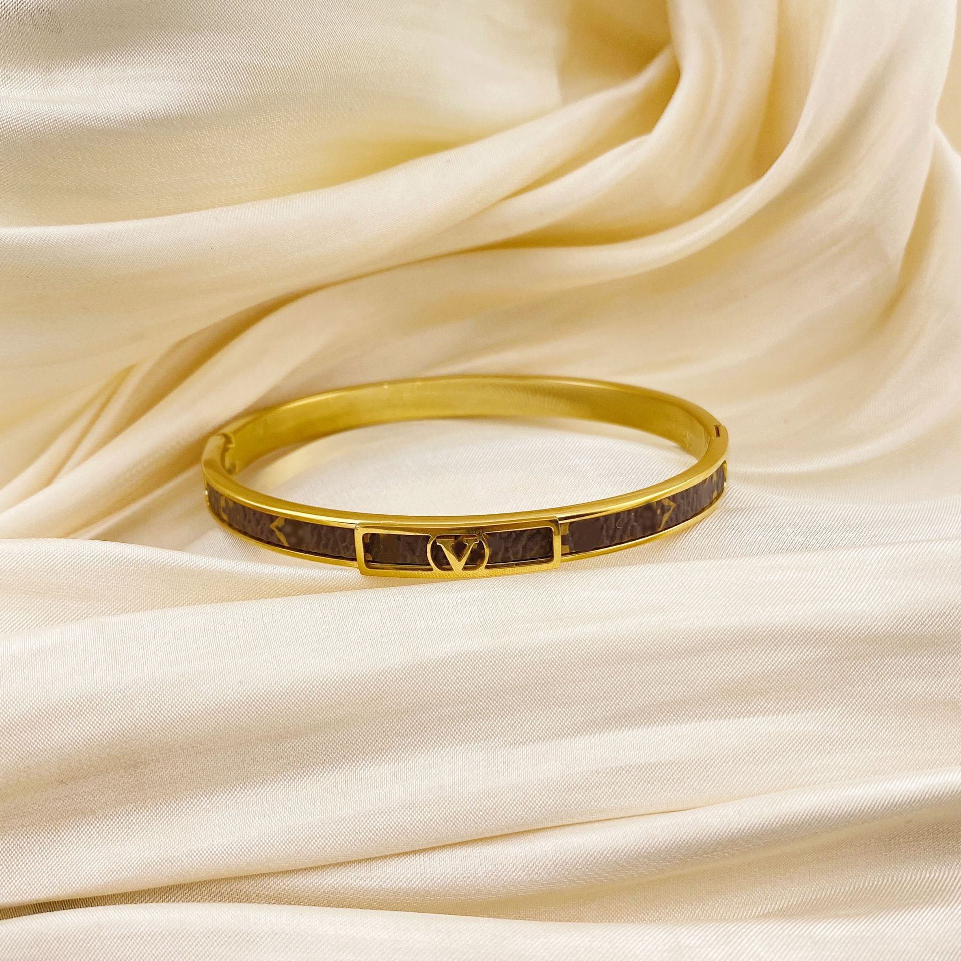 The four-leaf Clover series bracelet with a European and American light luxury style, made of titanium steel, exudes a sense of high-end simplicity and individuality. It is a fashionable and trendy jewelry pic 11