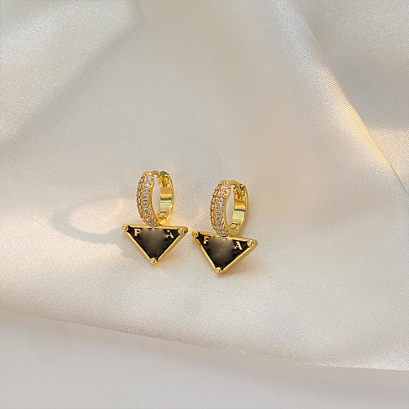 新款时尚耳环高级设计微镶简约通勤字母画油耳扣三角潮搭百搭经典详情3