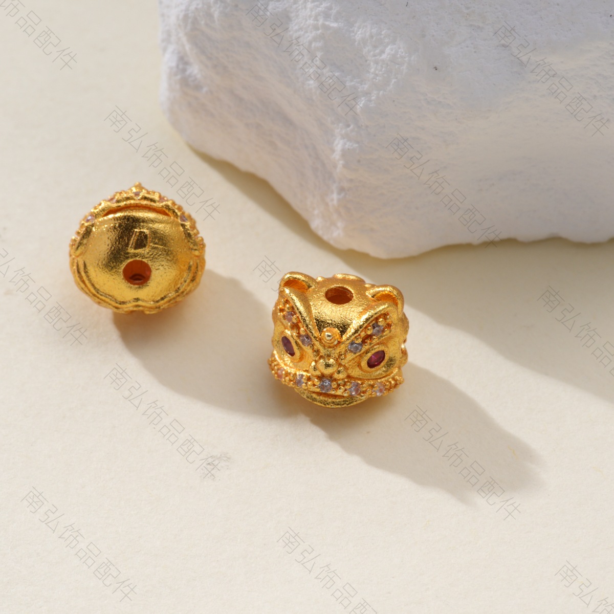 Ancient-style sand gold lion head bracelet with beads, interlocking beads and zirconium through holes, personalized and fashionable bracelet accessories with loose beads pic 7