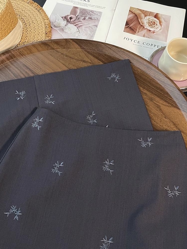 A small chanel-style grey high-waisted, slimming embroidered skirt for women in the spring of 2025, a new casual and versatile long dress pic 13