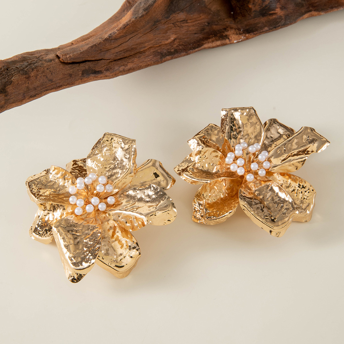 欧美跨境时尚几何设计感褶皱花朵耳环 小众镶珍珠高级感耳环耳饰详情4